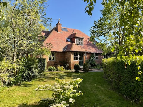 Kent Family Farmhouse · 7 Bedrooms · Hot Tub