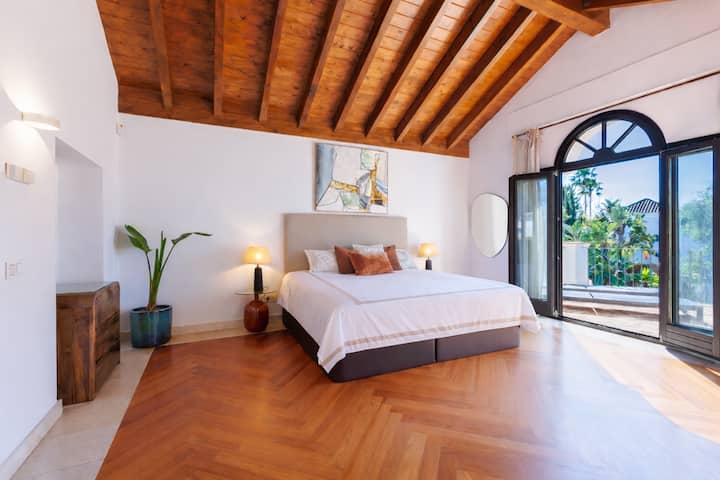 主卧配备加大双人床，可通往阳台。  套内卫生间，配备浴缸和淋浴设施。