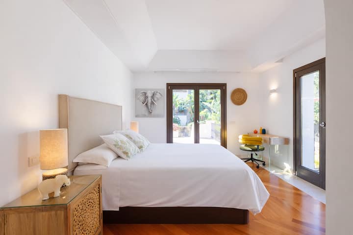 卧室配备标准双人床、阳台和外出口。 