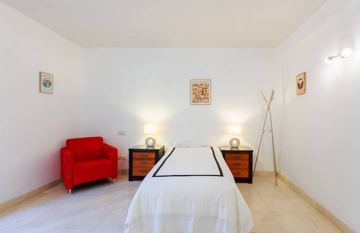 单人卧室，配有套内卫生间，可从私人出口通往室外。