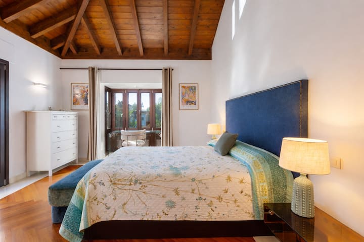 主卧2。标准双人床，带套房卫生间和淋浴。 所有外观和阳台。