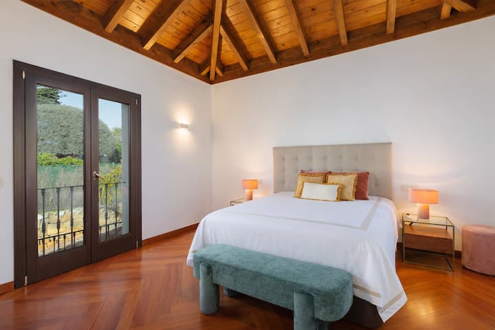 胡桃木卧室，设有外部阳台和外部喷泉。