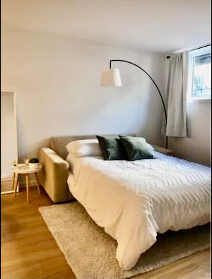 Sofá cama en la sala de estar