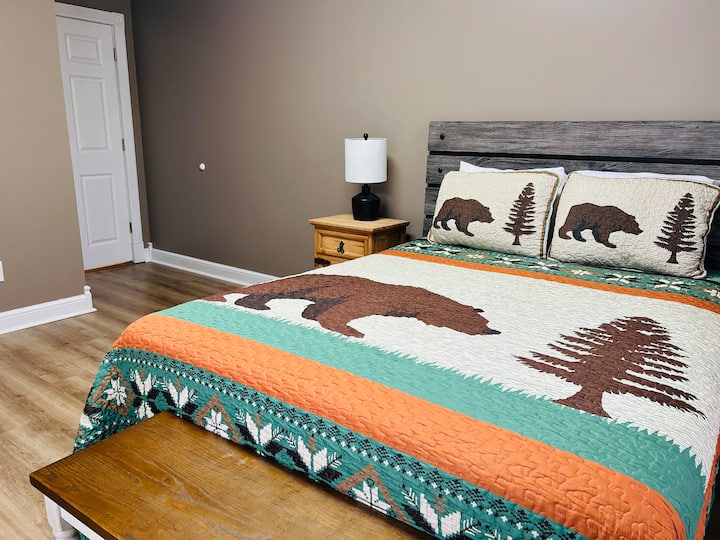 一楼带壁橱的标准双人床房。 走廊对面有全功能卫生间  