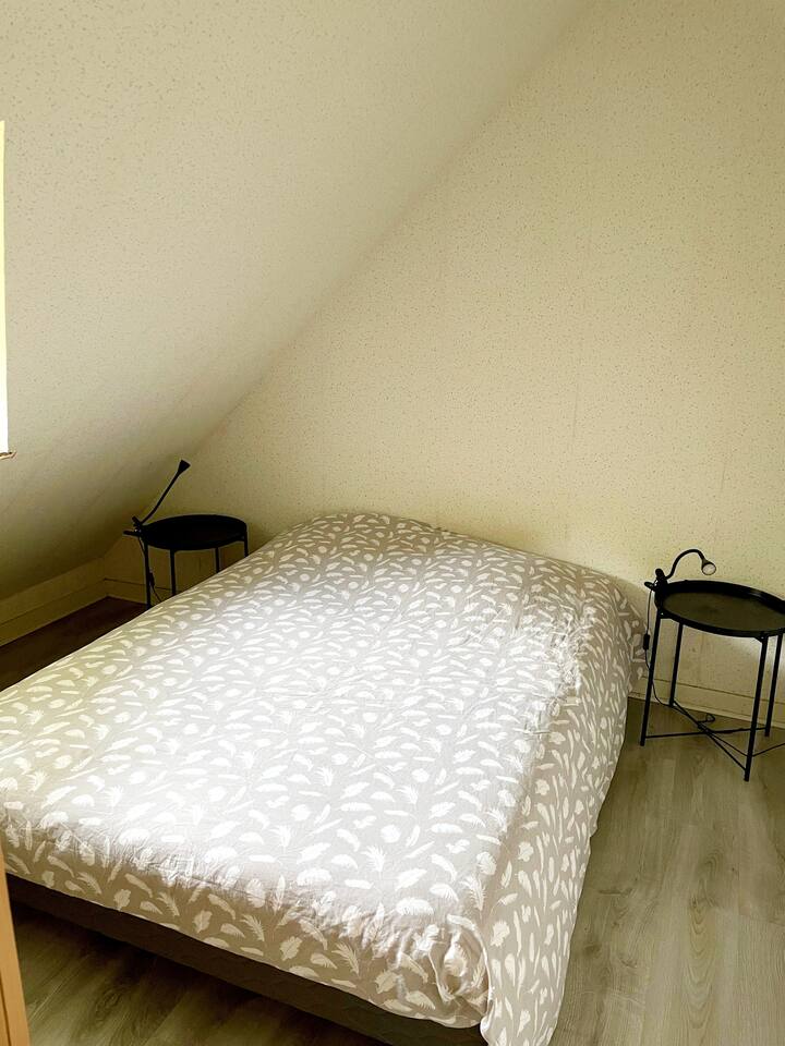Izba na 1. poschodí / 140 × 190 / plachty nie sú k dispozícii / periny a vankúše sú k dispozícii.