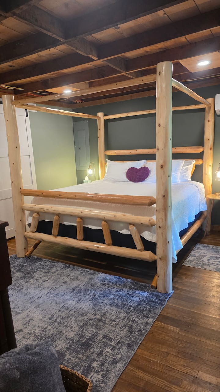 Massive King size log bed made in Kentucky from Logheads furniture.