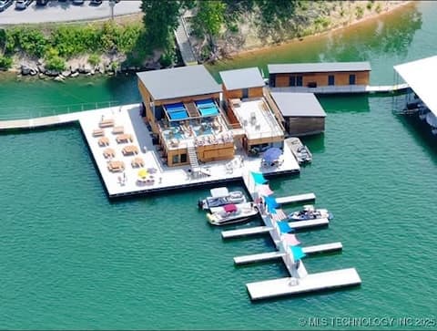 Rustic Cabin on Lake Tenkiller great location