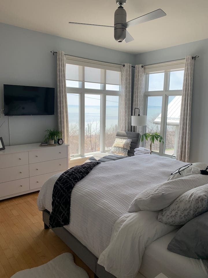 Lakeview Retreat home in Port Stanley!