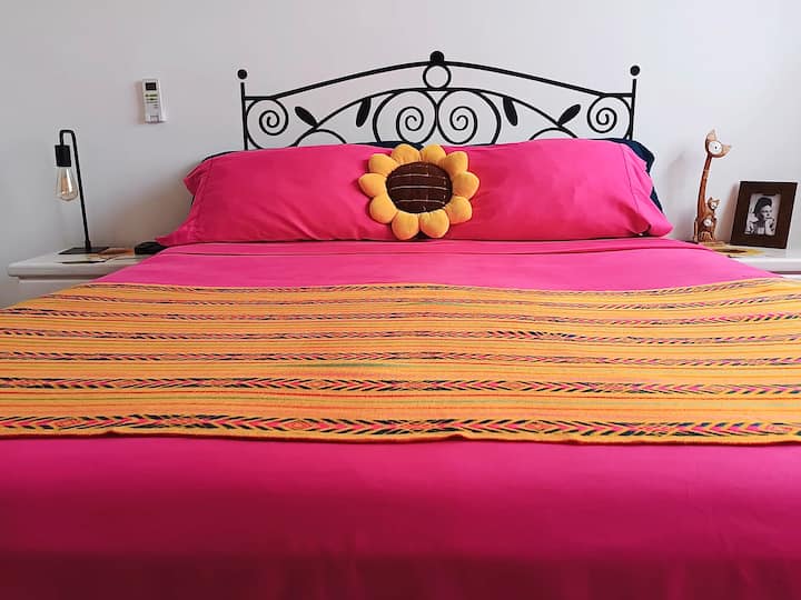 Главната спална соба има екран од 32 инчи. Прекрасен декор, многу мексикански. (Бојата на постелнината може да варира) Двете спални соби со одлично дневно осветлување и завесите кои ја намалуваат светлината до 80% за вашиот добар одмор во секое време.