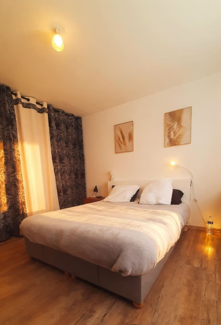 Manželská posteľ Queen 160 × 200 vo veľkej izbe s rozlohou 16 m²