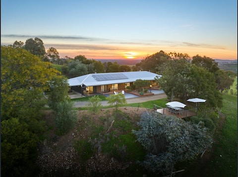 Benalla/Winton Luxury Hilltop Farmhouse Sleeps 9