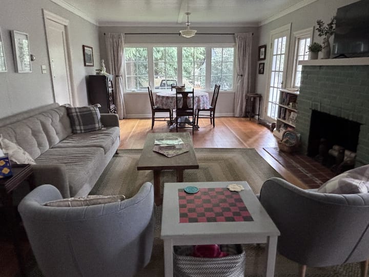 The Little Guest House - Footsteps From Oyster Bay - Bremerton, WA