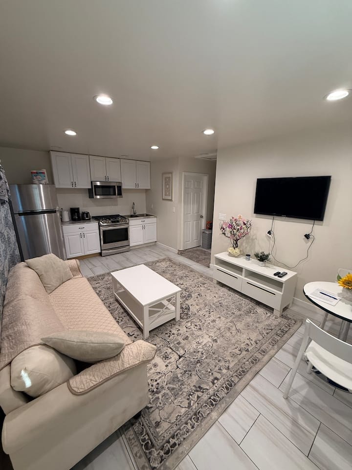 One Bedroom Guest House West Hills. Self Check-in! - Los Angeles, CA