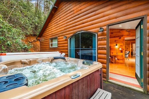 Cozy Smoky Mountains Cabin w/Private Hot Tub