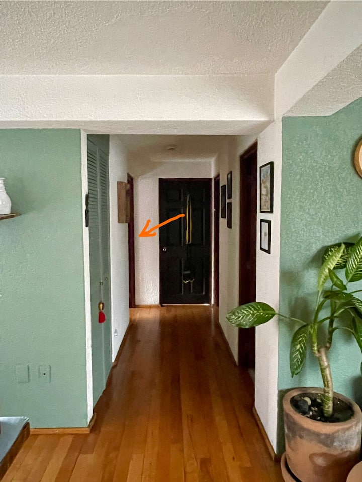 Tu habitación es la puerta del lado izquierdo del pasillo.