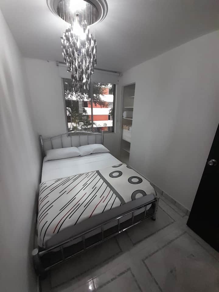 Третата спална соба им нуди на гостите  брачен кревет (широк 150-179 см) со прекрасно висечко осветлување над неа