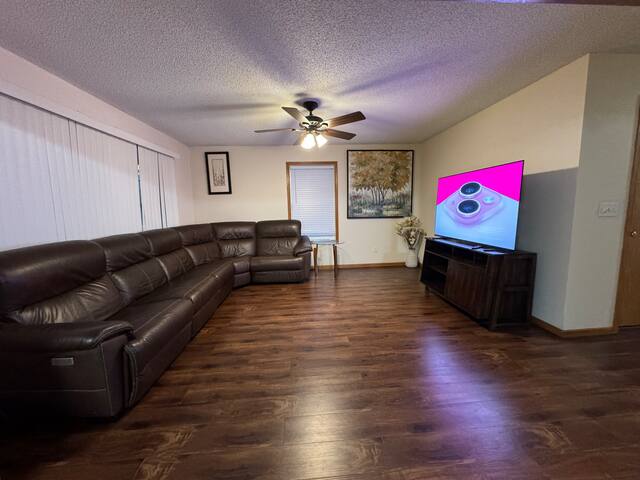 6 bedrooms and 2 bathrooms: 2600Sqft gallery image 2