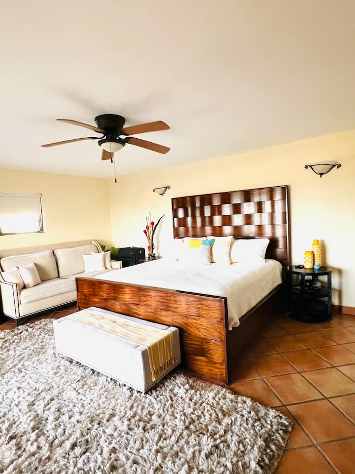 Chumba cha chini cha master king size. 