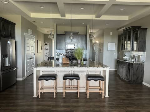 Kingview Estates Large House Exceptional Views