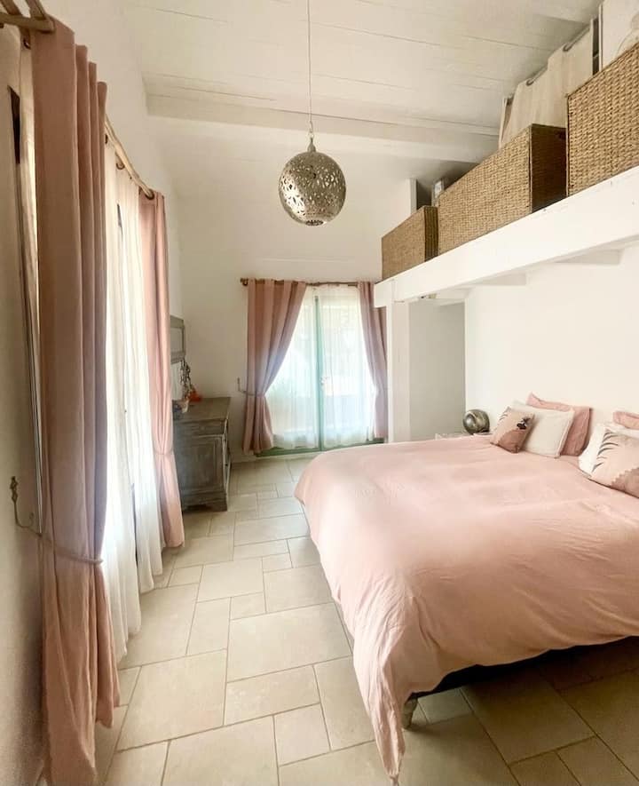 Apartmán s výhľadom na bazén a otvorený na terasu