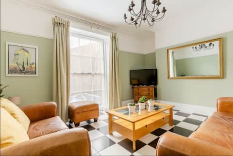 King bed, Ensuite, 5 min to CC.