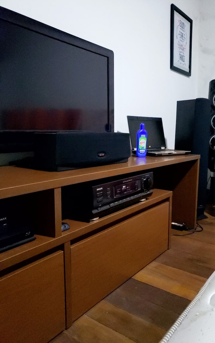 Stalak s televizorom, zvučnim sustavom i DVD-om