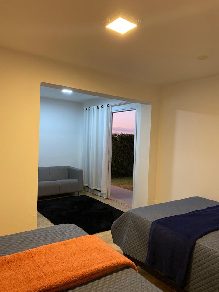 Suite 4 - para alojamiento arriba
A partir de 8 invitados (importe adicional por invitado). La suite está en la planta de abajo, con acceso externo a través de la escalera. Tiene 2 camas dobles