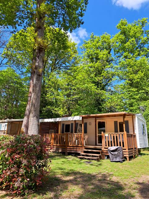 Air-conditioned mobile home for 6 people / 3 bedrooms in a green setting.