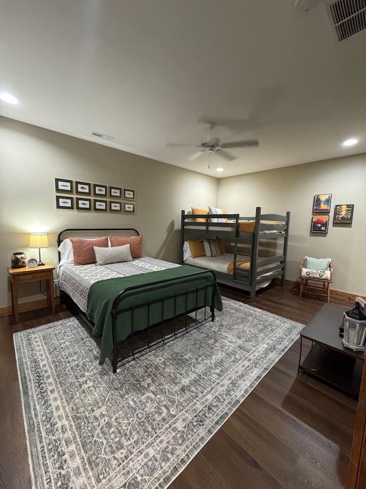 חדר שינה יפה במרתף עם מיטת קווין סייז וסט מיטות קומותיים (מלא מעל מלא). החדר הזה יהיה נהדר לילדים. יש בו טלוויזיה והוא ממוקם ממש ליד שולחן הפינג פונג ויש לו חדר רחצה מלא צמוד. 