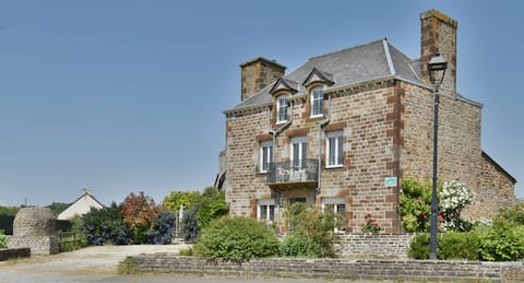 "In the heart of the Bay" Group cottage for 13 people