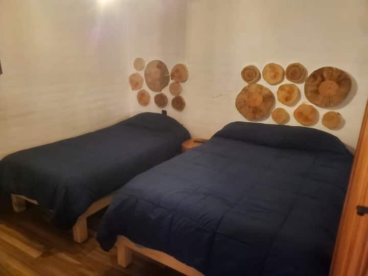 2号卧室配有一张双人床、一张单人床和有线电视