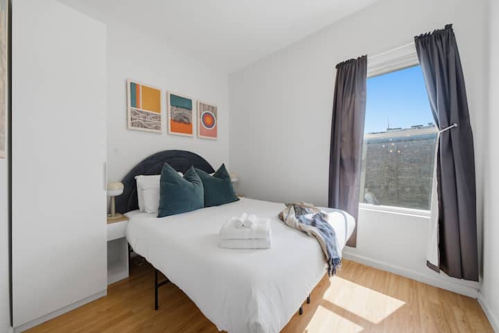 Un lit Queen Size plus confortable ? Ça ne vous dérange pas si c'est le cas. Cette chambre lumineuse au deuxième étage dispose d'un lit queen size confortable, d'un placard et de tout ce dont vous avez besoin pour une nuit de sommeil reposante.