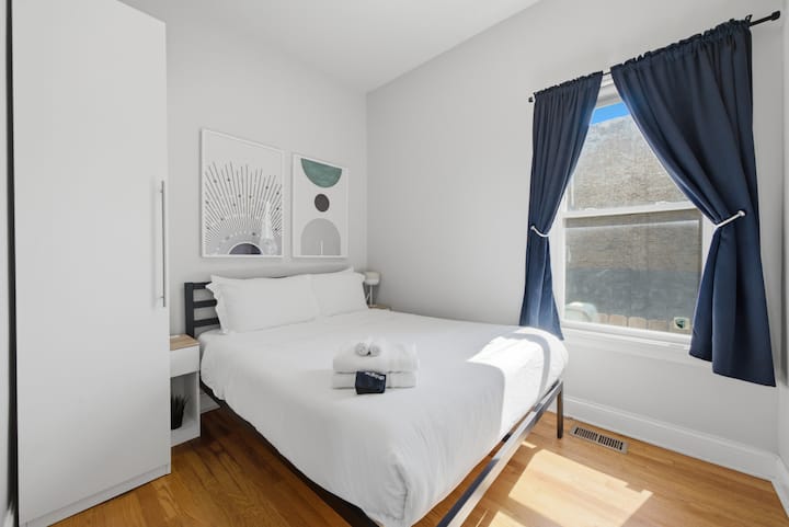 Reposez-vous en toute tranquillité dans cette chambre accueillante au premier étage, dotée d'un lit Queen Size, d'une armoire, d'un parquet, de rideaux occultants et d'une lumière naturelle abondante, pour un séjour confortable et reposant.