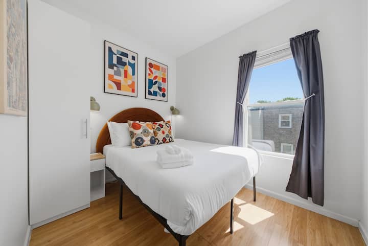 Chambre au deuxième étage avec un lit Queen Size douillet, un placard et une lumière naturelle abondante. Un havre de paix pour se ressourcer après une journée passée à explorer Chicago.
