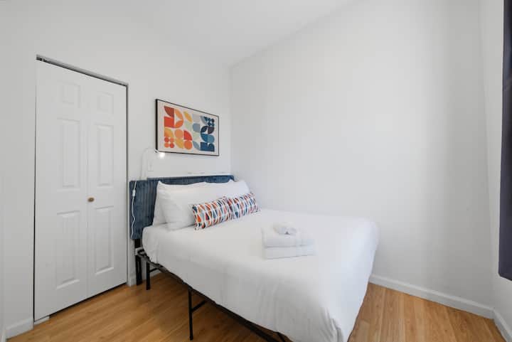 Petite chambre, grand confort. ️ Cette chambre confortable au deuxième étage dispose d'un lit double, d'un placard et de tout ce dont vous avez besoin pour une nuit de sommeil reposante.