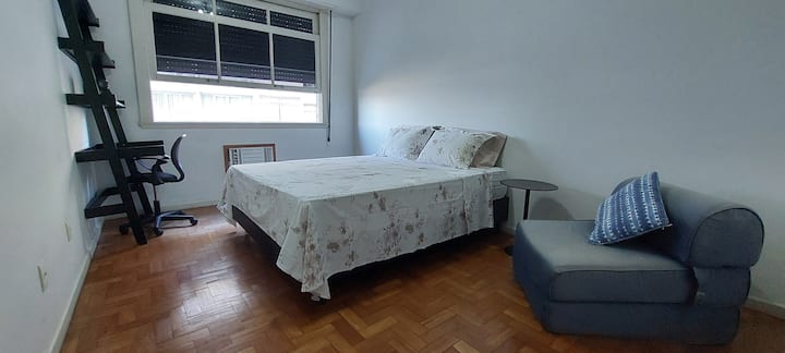 3号房-配有标准双人床、10,000 BTU的空调和工作区。