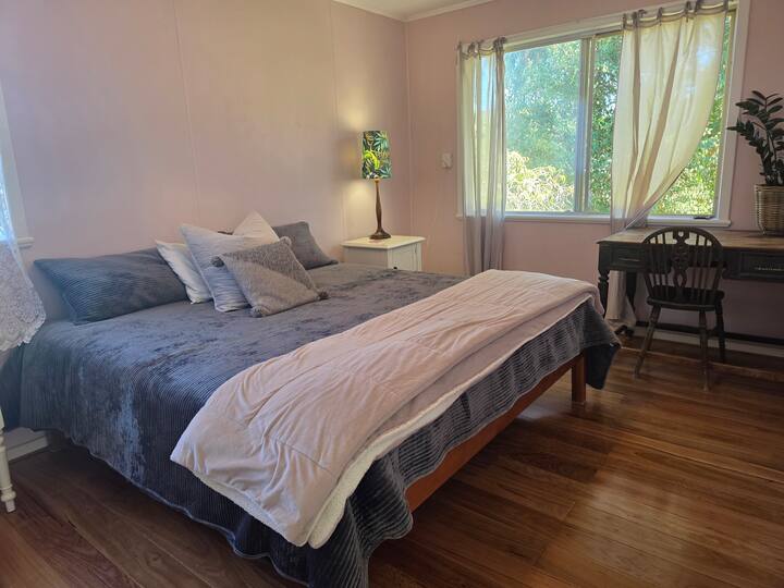 سرير سوبر كينج وركن مكتب.
مصراع كهربائي على النوافذ الأمامية.