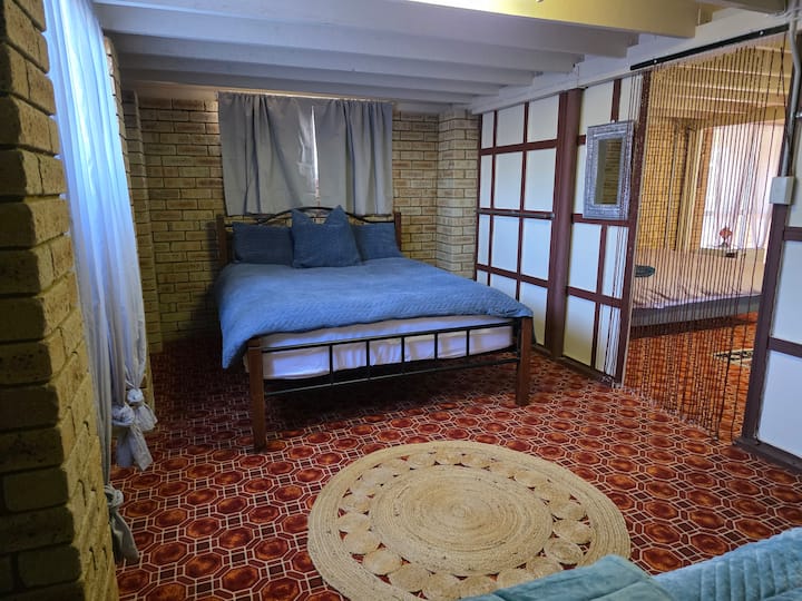 kitanda cha malkia, chumba kina mapazia ya kuzuia mwanga.