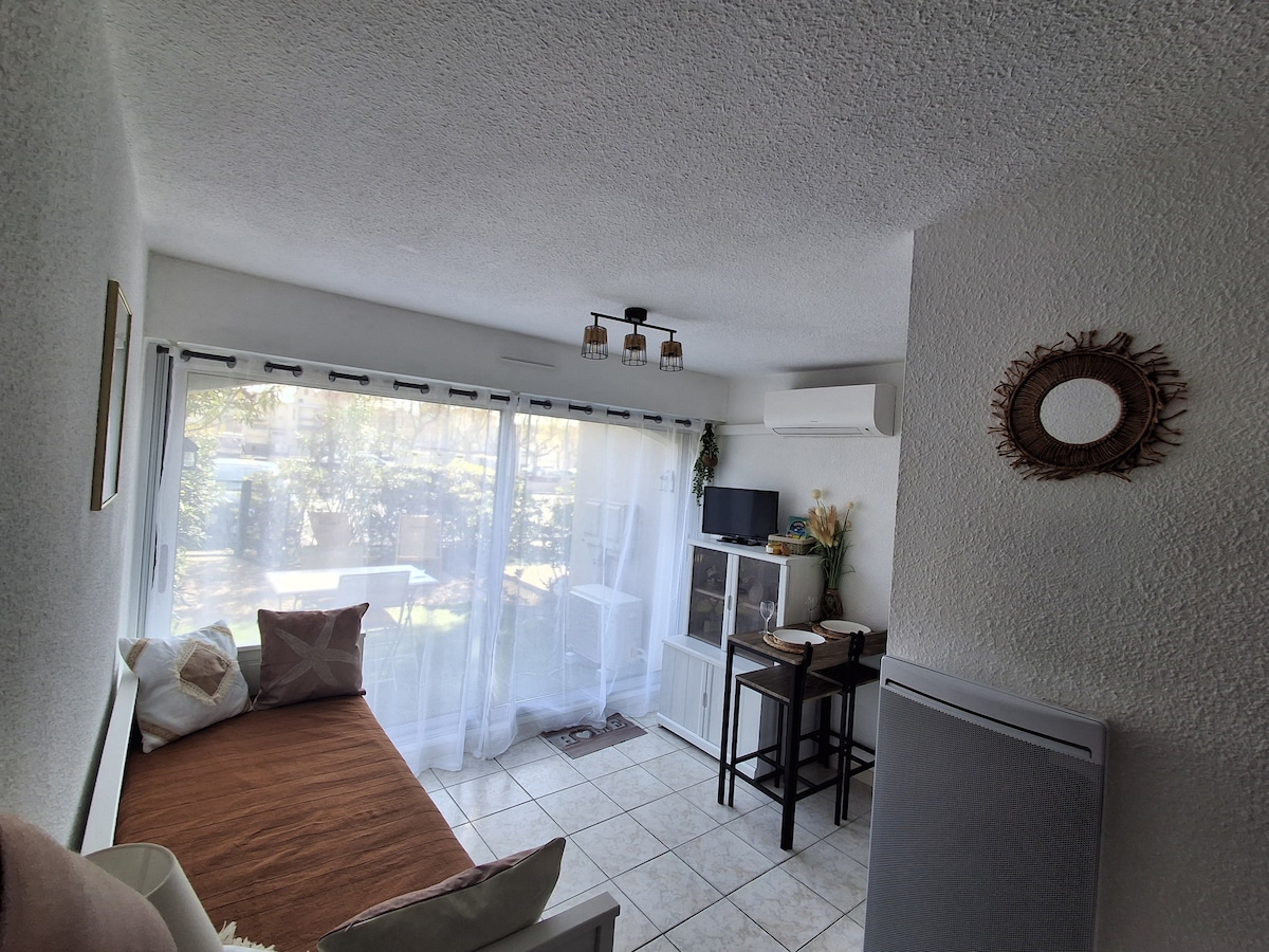 Propriété Airbnb réussie: Sunny garden studio, swimming pool, air conditioning, 1-star rating à Gruissan