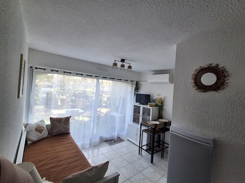 Propriété Airbnb réussie: Sunny garden studio, swimming pool, air conditioning, 1-star rating à Gruissan