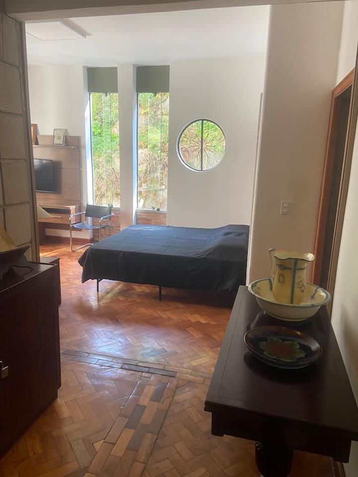 Втората соба, со затворена врата, станува апартман