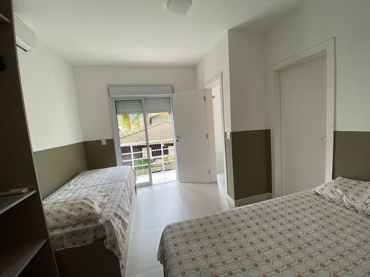 סוויטה 3 - עם מיטת זוגית ומיטת יחיד, מיזוג אוויר, ארון ומרפסת (⚠️ללא מסך מגן). 