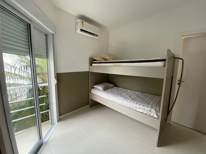 סוויטה 2 - עם שתי מיטות קומתיים (יש להשתמש בשתי מיטות הקומתיים שלמטה ), מיזוג אוויר, ארון ומרפסת (⚠️ללא מסך מגן). 