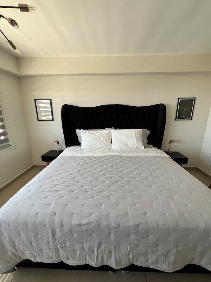 Cama king size grande e confortável