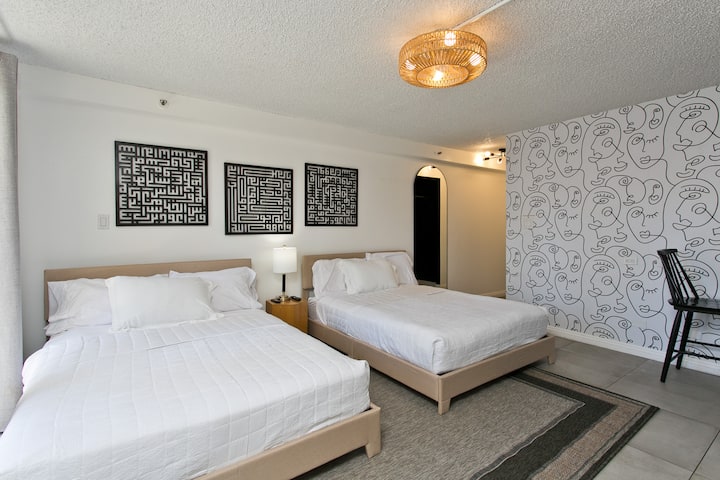 New Waikiki, Modern Renovated, 1/2 Block To Beach! - Honolulu, HI