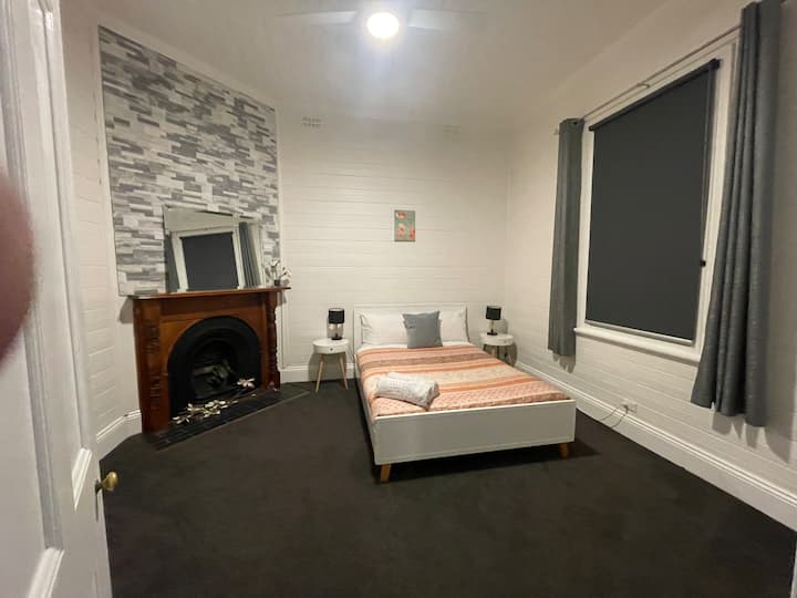 Chumba cha kulala cha jadi chenye meko maridadi. Hiki kiko mbele ya nyumba nje ya roshani ya bullnose