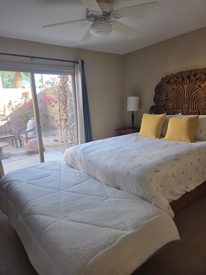 Habitación y patio. Smart tv.