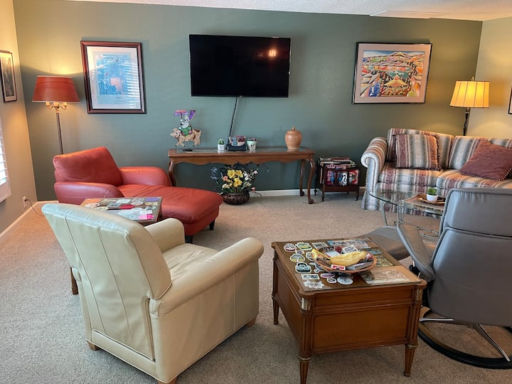 Above And On Broadway - Maryjean’s Place - Sonoma, CA