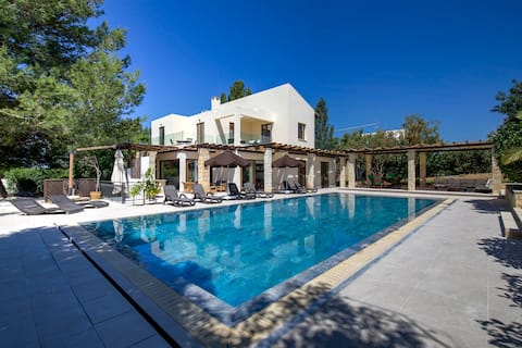 Villa Eleaina  5 Bed luxury with  heated pool.