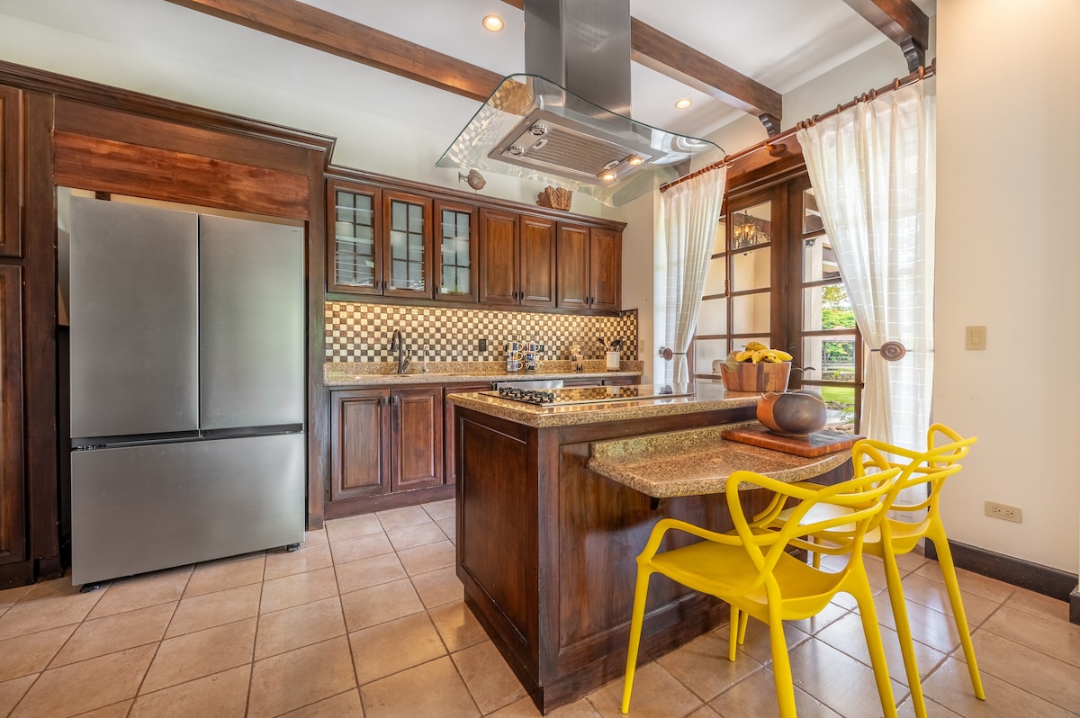 Lagos Estate, lake view, pool, 5 min to beach - Villas for Rent in Tamarindo, Guanacaste, Costa Rica